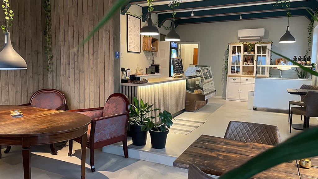 Spændende café lige ud til Hærvejen og Jels Søbad