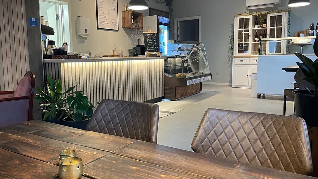 Spændende café lige ud til Hærvejen og Jels Søbad