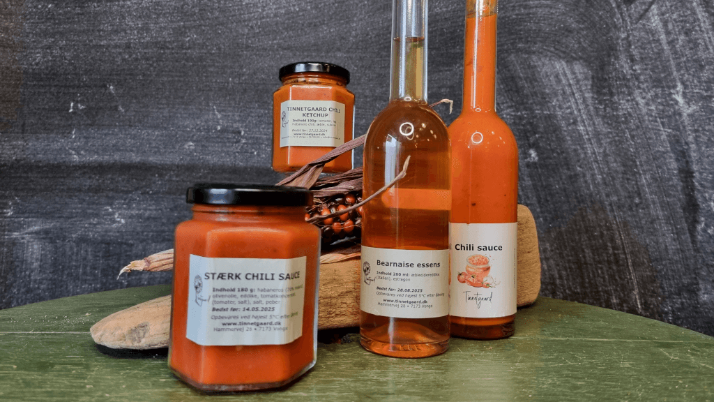 Chilisauce, Chili-Ketchup und Béarnaise-Essenz von Tinnetgaard auf einem Tisch