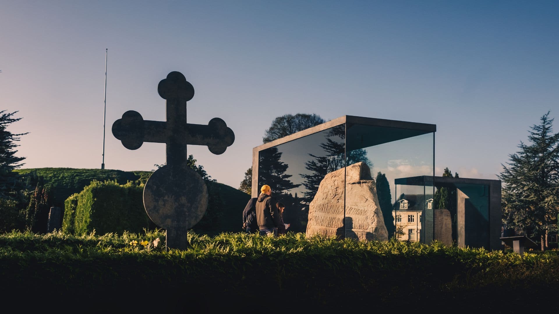 Die Jelling Monumenten, Menschen betrachten die Steine