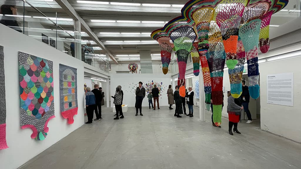 Die Ausstellung Enredado von Carolina Ponte und Pedro Varela in der Viborg Kunsthal